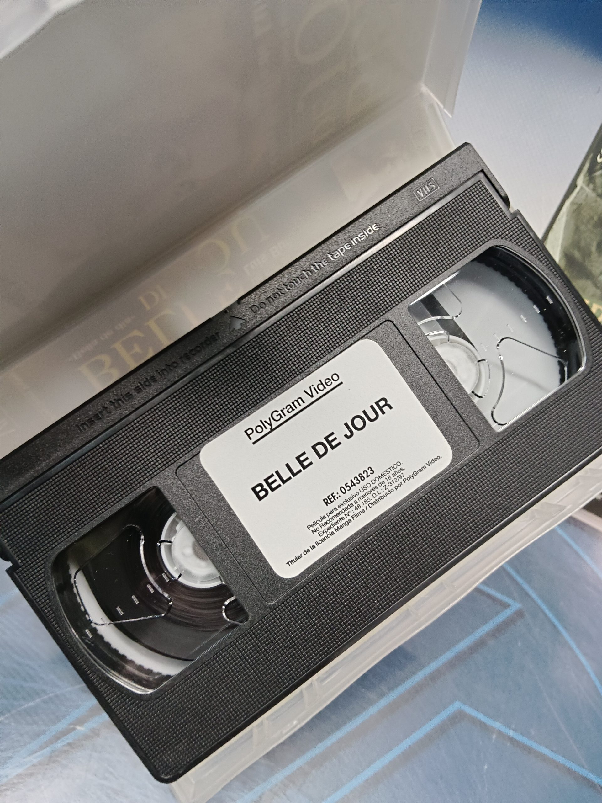 2 vhs, Películas de Luis Buñuel- VIRIDIANA – BELLE DE JOUR - Imagen 4