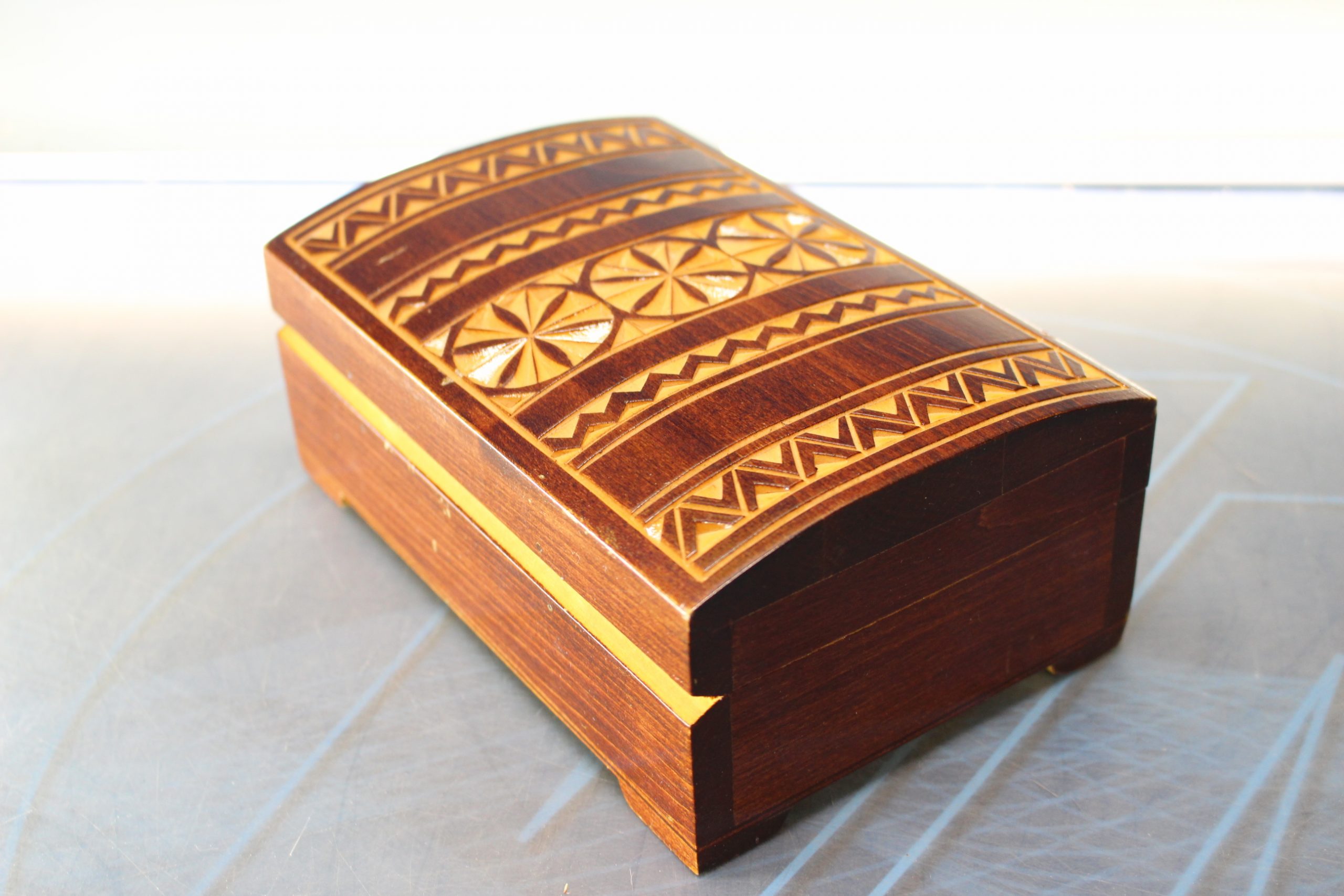 Una caja joyero cofre de madera tallada. - Imagen 5