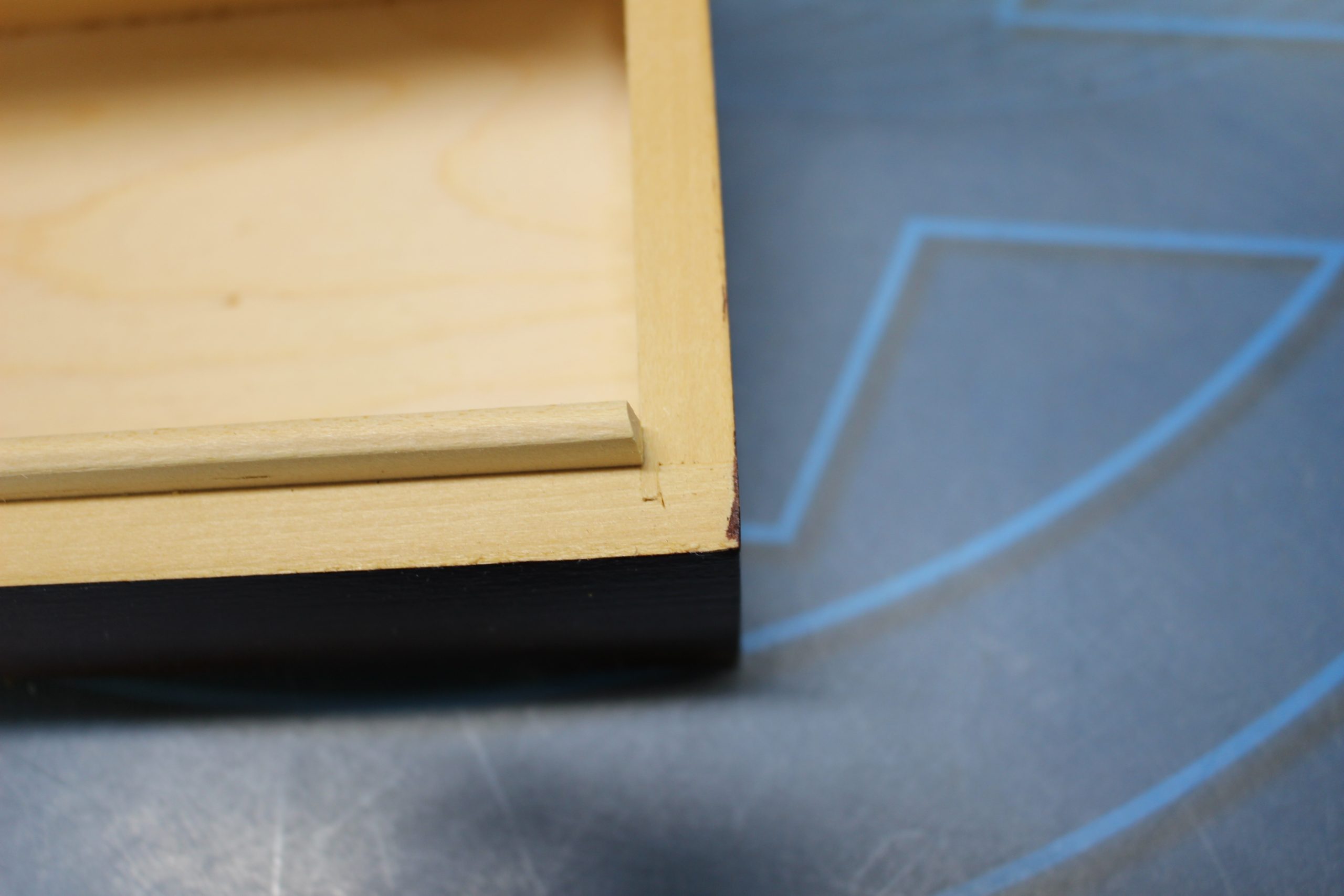 Una caja joyero cofre de madera tallada. - Imagen 2